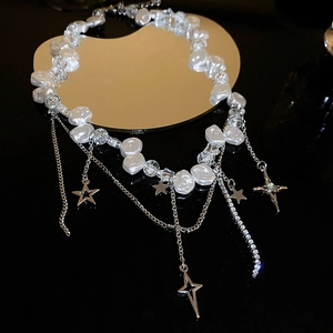 Collier multi-rangs en perles et étoiles avec pendentif croix argenté sur miroir doré