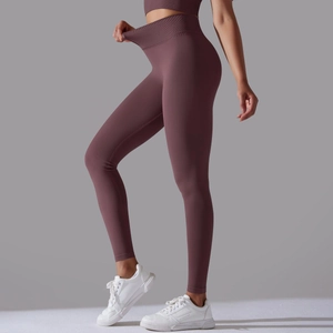 Detail des breiten Ripp-Hochbundes der nahtlosen lila Kompressions-Yoga-Leggings
