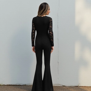 Combinaison noire élégante avec manches en dentelle, col en V et pantalon évasé