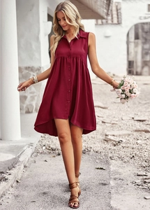 Détail d'une robe chemise sans manches rouge foncé courte devant et longue derrière