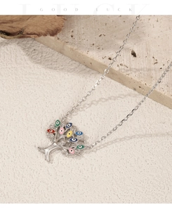 S925 Silberhalskette mit Baum-Design und bunten Evil-Eye-Anhängern auf Steinuntergrund