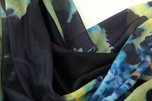 Détail du tissu en maille imprimé fleuri avec doublure noire pour robe femme col en V