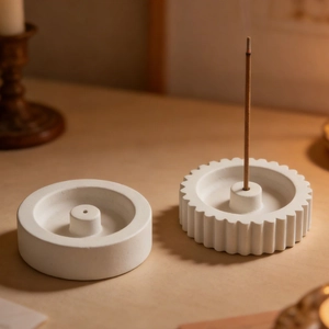 Minimalistische witte ronde en tandwielvormige wierookhouders met een matte gipsen textuur