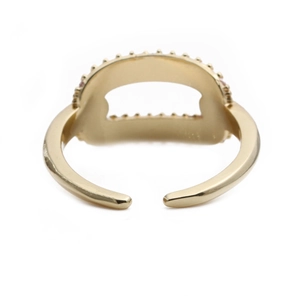 Verstellbarer goldener geometrischer Ring mit rosa Zirkonia-Akzenten auf weißem Grund