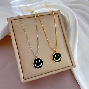 Detailansicht der Gold- und Silber-Smiley-Halsketten auf Kugelketten in einer Box