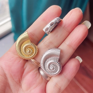 Bague coquillage nautile réglable en or et argent pour un look minimaliste et tendance