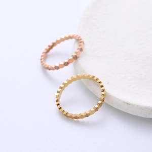 Minimalist honeycomb ring with hexagonal pattern and cubic zirconia in rose and yellow gold