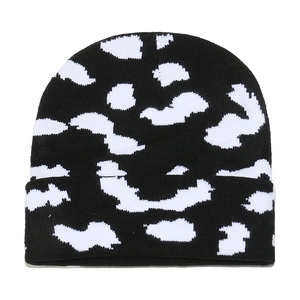 Damen Strickmütze mit schwarz-weißem Kuhmuster für herbstliche und winterliche Wärme