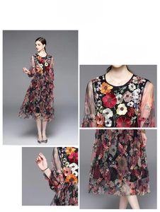 Détails de broderies florales colorées sur une robe de luxe en tulle à taille haute