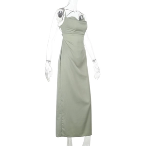 Détail de la robe maxi en satin vert sauge avec col bénitier et fines bretelles