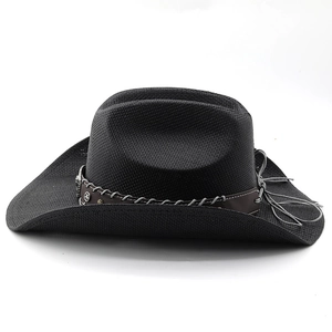 Détail d'un chapeau de cowboy noir avec bandeau en cuir et emblèmes d'étoiles argentées
