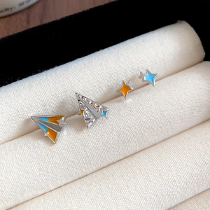 Coffret de boucles d'oreilles avion et étoile avec émail orange et bleu ciel