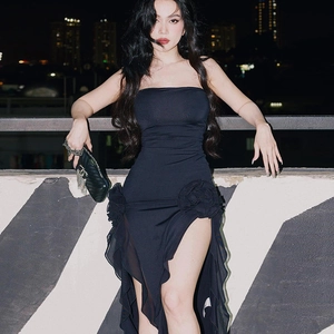 Détail de la robe bustier noire avec fleur 3D et fente haute ornée de volants chic