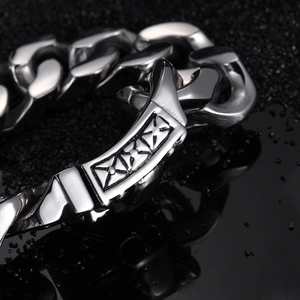 Vista macro della chiusura vintage incisa su bracciale da uomo in acciaio inox argento