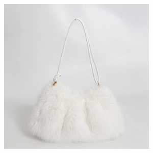 Détail de la texture en fausse fourrure de vison blanc et de l'anneau en métal doré du sac