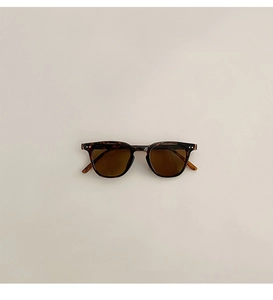 Vue détaillée des lunettes de soleil vintage écaille pour enfants avec verres bruns