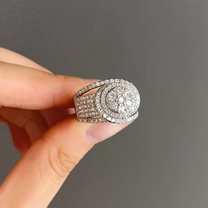 Vue détaillée d'une bague hip-hop argentée avec sertissage de zircons multicouche