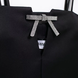 Vestido negro línea A con lazo de pedrería y tirantes finos para un estilo dulce