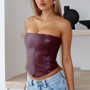 Détail d'un haut corset en similicuir bordeaux foncé avec coupe ajustée sans bretelles