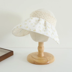 Détail du chapeau de soleil en organza floral avec dentelle et tissu en coton beige
