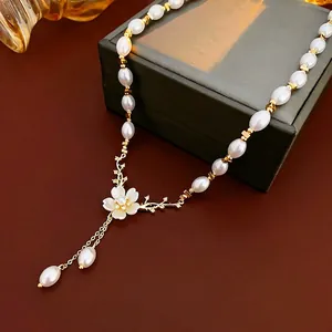 Collier vintage français doré avec pendentif fleur en nacre et pompons perles
