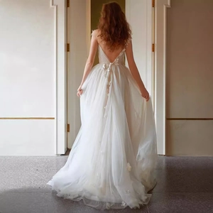Robe de mariée élégante à col en V, appliques florales et jupe en tulle vaporeuse