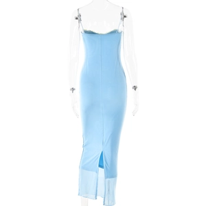 Rückansicht eines blauen Maxikleids mit Netzeinsätzen und Seitenschlitz für Damen