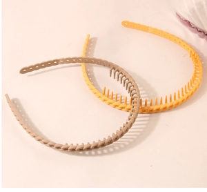 Detail of matte hair bands with anti-slip inner teeth in brown and yellow colors