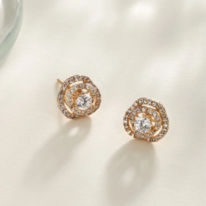 Orecchini a perno a fiore in oro rosa con petali a spirale tempestati di diamanti
