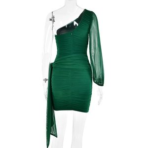 Vue arrière d'une robe verte asymétrique avec mesh froncé et détails de manches longues