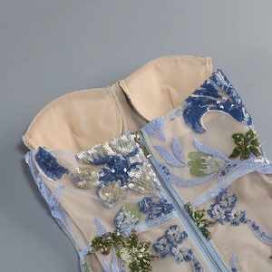 Detailansicht der Pailletten-Blumenstickerei und des Rückenreißverschlusses am Netz-Kleid