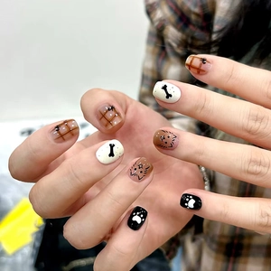 Faux Ongles À Carreaux Bruns Dessin Animé Chien Nœud Court Carré Rond Plastique ABS Mignon Brillant Manucure Hiver