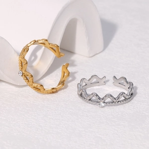 Détails des bagues ajustables en forme de couronne en or et argent avec zircon