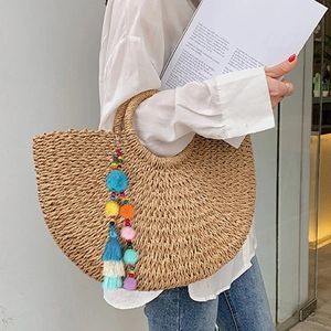 Borsa tote in paglia intrecciata con nappe e pompon multicolori vivaci fatti a mano
