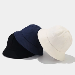 Bobs minimalistes en coton noir, bleu marine et beige avec coutures de bord renforcées