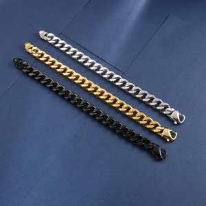 Gros plan détaillé de bracelets à mailles cubaines en argent, or et noir avec fermoirs