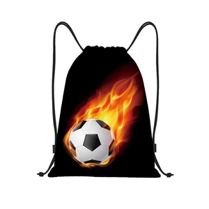 Detalle del estampado 3D de fútbol en llamas en la mochila de cuerdas de poliéster