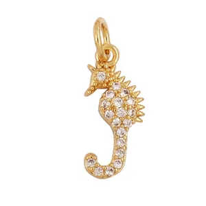 Pendentif hippocampe détaillé plaqué or avec zircons blancs et dimensions précises