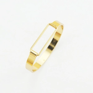 Dettaglio del bracciale da braccio dorato lucido con design a telaio rettangolare vuoto