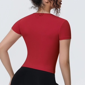 Vue détaillée du dos d'un t-shirt de yoga rouge montrant le tissu respirant et la coupe
