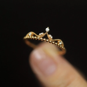 Luxurious 18K gold S925 sterling silver crown ring with sparkling zircon on fingertip