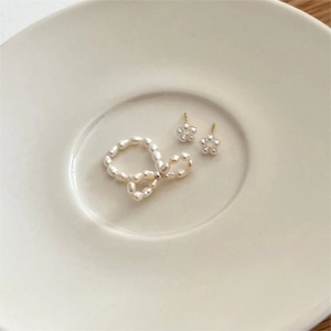 Elegant S925 silver rice pearl bow ring and floral earrings set on ceramic tray