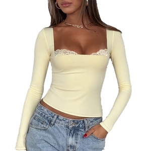 Haut moulant jaune clair à manches longues avec col carré en dentelle et texture tricot