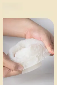 Détail du moule en silicone souple montrant la texture de rose pour bougies artisanales