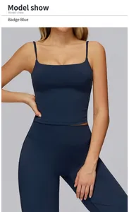 Détail du tissu élastique bleu Insignia et des bretelles fines du haut de yoga