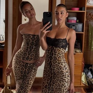 Vue détaillée de l'ensemble à sequins léopard avec dentelle et coupe ajustée sexy