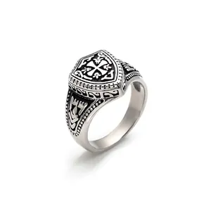 Bague chevalière croix rétro pour hommes avec finition vintage et motifs gravés