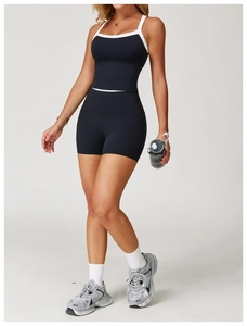 Détail de l'ensemble de yoga noir avec liseré contrasté blanc et découpe au dos