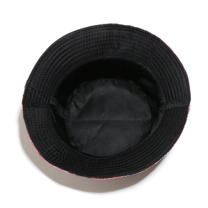 Détail de la doublure en tissu noir et des surpiqûres sur le chapeau bob de Noël