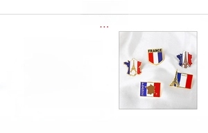 Détail des broches émaillées tour Eiffel et drapeau français avec inscriptions Paris